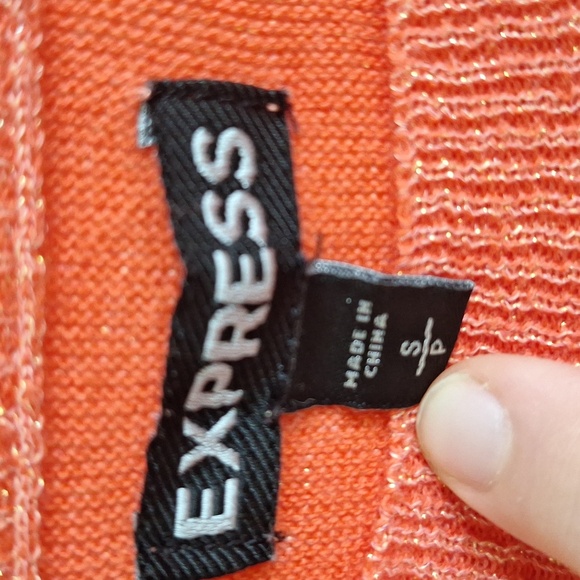 3/$20 Express Off-the-Shoulder Coral Sweater Size Small - Picture 3 of 9